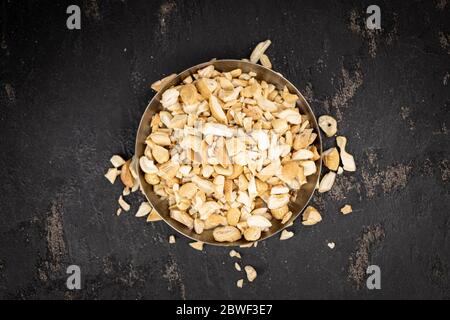 Lastra di ardesia con noci di acino tagliate di fresco (primi piani, messa a fuoco selettiva) Foto Stock