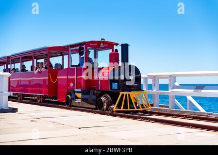 Busselton, novembre 2019: Famoso treno Jetty d'epoca, alimentato da energia solare, che porta i turisti in un viaggio lungo il molo di legno, Australia occidentale Foto Stock