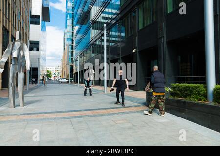 I giovani girano un video su una fotocamera in un luogo pubblico nel distretto finanziario di affari. Mosca, Russia, maggio 2020. Foto Stock