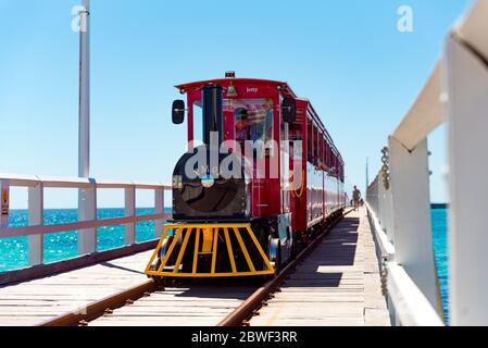 Busselton, novembre 2019: Famoso treno Jetty d'epoca, alimentato da energia solare, che porta i turisti in un viaggio lungo il molo di legno, Australia occidentale Foto Stock