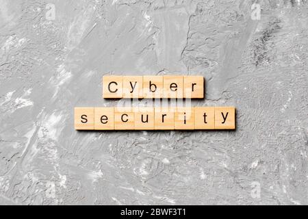 Parola di sicurezza informatica scritta su legno blocco. Testo Cyber Security sul tavolo di cemento per il tuo stile, concetto. Foto Stock