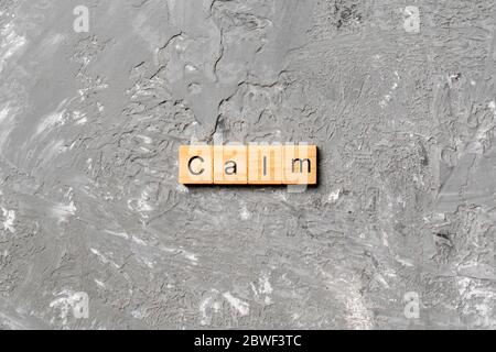 parola calma scritta su blocco di legno. testo calmo su tabella di cemento per il vostro desing, concetto. Foto Stock