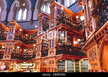 Ottawa, Canada, 9 ottobre 2018: All'interno della Biblioteca del Parlamento (Bibliothèque du Parlement) - sala di lettura principale Foto Stock