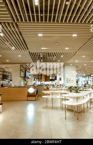 Singapore, Ottobre 2019: Design interno moderno ed elegante della sala da pranzo. Area pubblica vuota per mangiare presso la zona ristorazione Foto Stock