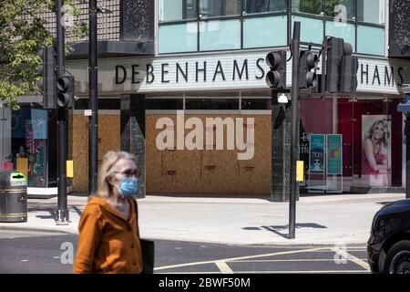I pedoni continuano a indossare i facemark lungo Oxford Street mentre le aziende si preparano a riaprire il 15 giugno dopo il blocco del coronavirus, Londra, Regno Unito Foto Stock