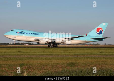 Korean Air Cargo Boeing 747-400F con registrazione HL7437 che decollerà la pista 36L (Polderbaan) dell'aeroporto Schiphol di Amsterdam. Foto Stock