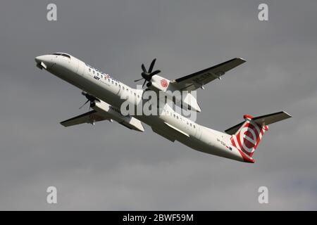 Polacco EuroLOT Bombardier DHC-8-400 Dash 8 con registrazione SP-EQA appena in aereo all'aeroporto di Amsterdam Schiphol. Foto Stock