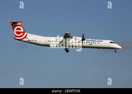 Polacco EuroLOT Bombardier DHC-8-400 Dash 8 con registrazione SP-EQA in finale per l'aeroporto di Amsterdam Schiphol. Foto Stock