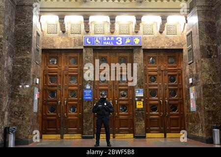 Kiev, Ucraina. 01 Giugno 2020. Polizia alla stazione di Kiev durante la ripresa del traffico ferroviario dopo la quarantena associata alla pandemia COVID-19 (Foto di Aleksandr Gusev/Pacific Press) credito: Pacific Press Agency/Alamy Live News Foto Stock