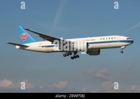 Cina Southern Cargo Boeing 777F con registrazione B-2072 in shor finale per l'aeroporto di Amsterdam Schiphol. Foto Stock