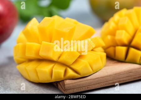 Mango fresco a metà taglio in cubetti. Succosa frutta tropicale Foto Stock