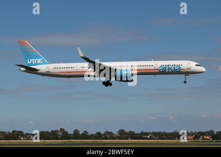 Arkia Israeli Airlines Boeing 757-300 con registrazione 4X-BAW su breve finale per la pista 18R (Polderbaan) dell'aeroporto di Amsterdam Schiphol. Foto Stock