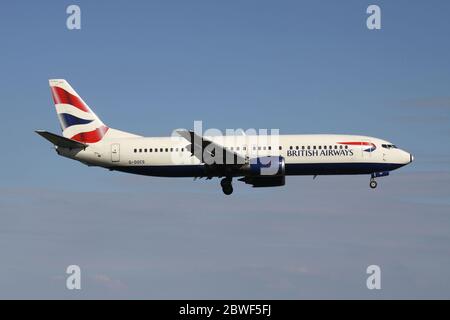 British Airways Boeing 737-400 con registrazione G-DOCS in finale per l'aeroporto Schiphol di Amsterdam. Foto Stock