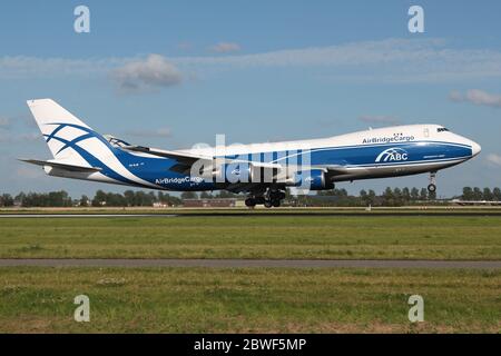 Russo AirBridgeCargo Boeing 747-400F con registrazione VQ-BJB in finale per la pista 18R (Polderbaan) dell'aeroporto Schiphol di Amsterdam. Foto Stock