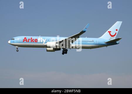 Olandese Arkefly Boeing 767-300 con iscrizione PH-OYI in breve finale per l'aeroporto Schiphol di Amsterdam. Foto Stock