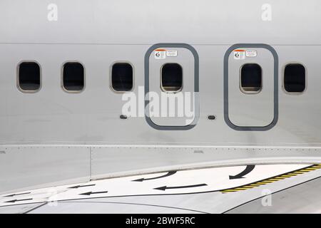 uscite di emergenza sovrastanti di un aereo di linea Foto Stock