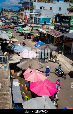 Phu Quoc, Vietnam - Gennaio 2020: Mercato mattutino a Duong Dong, Phu Quoc. Mercato locale di cibo fresco. Foto Stock