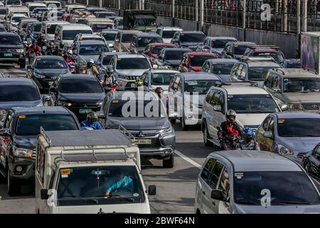 (200601) -- MANILA, 1 giugno 2020 (Xinhua) -- i veicoli sono bloccati in un ingorgo di traffico a Manila, le Filippine, il 1 giugno 2020. Il presidente filippino Rodrigo Duterte il 28 maggio ha annunciato di allentare ulteriormente le restrizioni di blocco in Metro Manila dal 1 giugno per consentire a più imprese e trasporti di riaprire. (Xinhua/Rouelle Umali) Foto Stock