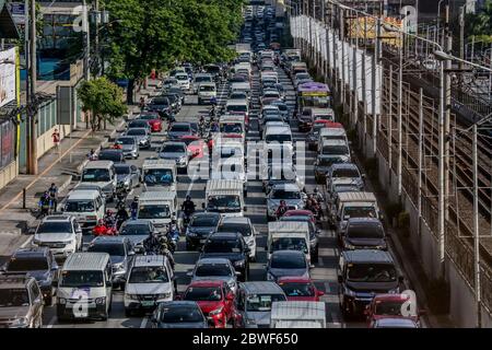 Manila, Filippine. 1 Giugno 2020. I veicoli sono bloccati in un ingorgo a Manila, nelle Filippine, il 1° giugno 2020. Il presidente filippino Rodrigo Duterte il 28 maggio ha annunciato di allentare ulteriormente le restrizioni di blocco in Metro Manila dal 1 giugno per consentire a più imprese e trasporti di riaprire. Credit: Rouelle Umali/Xinhua/Alamy Live News Foto Stock