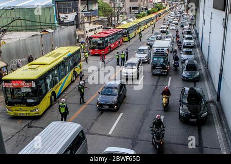 (200601) -- MANILA, 1 giugno 2020 (Xinhua) -- i veicoli sono bloccati in un ingorgo di traffico a Manila, le Filippine, il 1 giugno 2020. Il presidente filippino Rodrigo Duterte il 28 maggio ha annunciato di allentare ulteriormente le restrizioni di blocco in Metro Manila dal 1 giugno per consentire a più imprese e trasporti di riaprire. (Xinhua/Rouelle Umali) Foto Stock