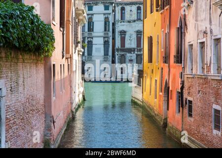 Una fila di case sul canale nel centro di Venezia Foto Stock