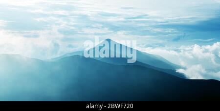 Panorama di bellezza blu gamma di montagne foggy. Fotografia di paesaggio Foto Stock