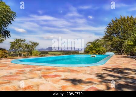 Piscina con paesaggio montano e pascoli sullo sfondo in Paraguay. Foto Stock