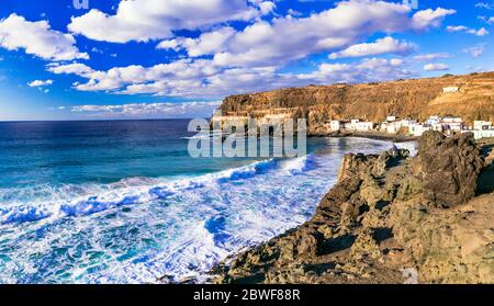 Isola di Fuerteventura - spiaggia incontaminata e villaggio di pescatori tradizionale Puertito de los Molinos. Isole Canarie. Spagna. Foto Stock