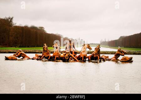 Apollo e carro emergono dal laghetto del giardino della Reggia di Versailles, in Francia. Foto Stock