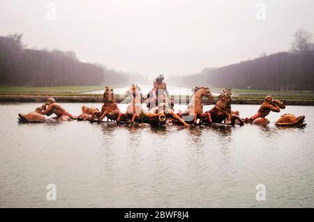 Apollo e carro emergono dal laghetto del giardino della Reggia di Versailles, in Francia. Foto Stock