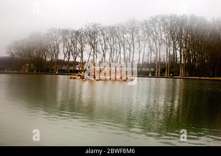 Apollo e il suo carro trainati da cavalli nei giardini della Reggia di Versailles, eroica fontana in Francia. Foto Stock