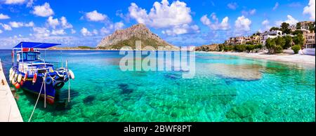 Grecia viaggio - Kalymnos isola, Dodecanese. Bella spiaggia Mirties e Tolendos piccola isola Foto Stock