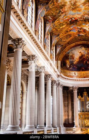 L'apice della cappella gotica presso la Reggia di Versailles raffigura la Resurrezione di Charles de la fosse con colonne corinzie, in Francia. Foto Stock