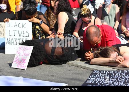 Murfreesboro, Tennessee, Stati Uniti. 31 maggio 2020. I manifestanti si levano in piedi, inginocchiano e si posano sul pavimento durante 8 minuti e 46 secondi di silenzio in memoria di George Floyd. Credit: Cat Curtis Murphy/Alamy Live News Foto Stock