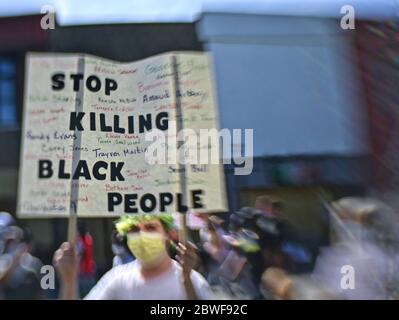 Murfreesboro, Tennessee, Stati Uniti. 31 maggio 2020. Un protetore marca con un segno che indica le vittime della brutalità della polizia in una veglia per George Floyd. Credit: Cat Curtis Murphy/Alamy Live News Foto Stock