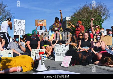 Murfreesboro, Tennessee, Stati Uniti. 31 maggio 2020. I manifestanti si levano in piedi, inginocchiano e si posano sul pavimento durante 8 minuti e 46 secondi di silenzio in memoria di George Floyd. Credit: Cat Curtis Murphy/Alamy Live News Foto Stock