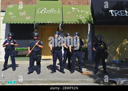 Murfreesboro, Tennessee, Stati Uniti. 31 maggio 2020. Gli agenti di polizia si trovano di fronte agli edifici imbarcati durante una veglia per George Floyd. Credit: Cat Curtis Murphy/Alamy Live News Foto Stock