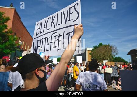 Murfreesboro, Tennessee, Stati Uniti. 31 maggio 2020. Il segno di un dimostratore pone vite nere su sentimenti bianchi mentre un cecchino della polizia guarda dall'alto. Credit: Cat Curtis Murphy/Alamy Live News Foto Stock