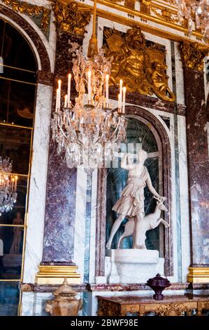 Museo del Louvre, Diana di Versailles, in situ nella sala degli specchi della Reggia di Versailles, la Dea della caccia, Francia. Foto Stock