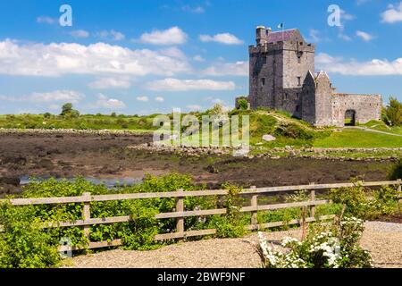 Vista diurna del Castello di Dunguaire con bassa marea. Contea di Galway, provincia di Connacht, Irlanda, Europa. Foto Stock