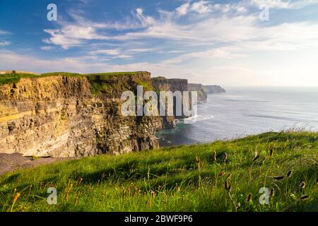 Vista di un tramonto alle scogliere di Moher. Contea di Clare, provincia di Munster, Irlanda, Europa. Foto Stock