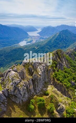 Vista aerea del Lago di Lugano (Lago di Ceresio) dalla cima del Monte Grona su Menaggio. Menaggio, Lago di Como, Lombardia, Italia, Europa. Foto Stock