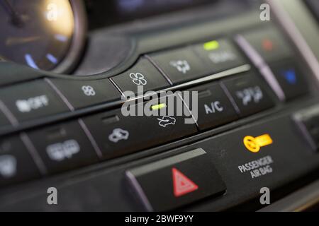 Pulsanti dell'aria condizionata di un'auto Foto Stock