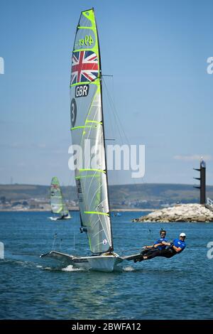 Gli atleti del team GB durante una sessione di allenamento, mentre i membri del Team GB a Weymouth e della Portland National Sailing Academy tornano ad allenarsi in acqua a coppie, poiché le restrizioni di blocco si attenuano in Inghilterra. Foto Stock