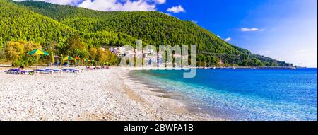 Grecia, Sporadi. Rilassante scenario spiaggia - splendida isola di Skopelos, villaggio di Neo Klima. Foto Stock