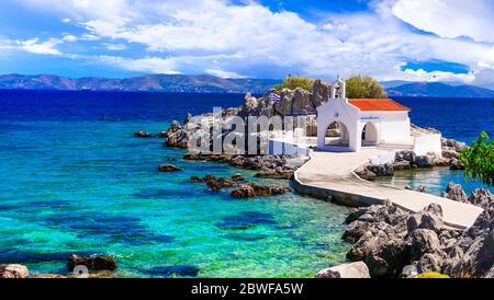 Autentiche isole greche tradizionali - Chios incontaminate, vista della piccola chiesa nel mare sopra le rocce, Agios Isidoros Foto Stock