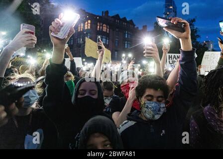 Boston, Massachusetts, Stati Uniti. 31 maggio 2020. I manifestanti si radunano contro la morte di Geroge Floyd nella custodia della polizia di Minneapolis, a Boston. Credit: AFLO Co. Ltd./Alamy Live News Foto Stock