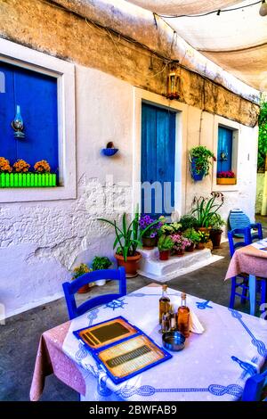 Tipici ristoranti di strada (taverne) della Grecia. Paxos. Isola Ionica della Grecia Foto Stock