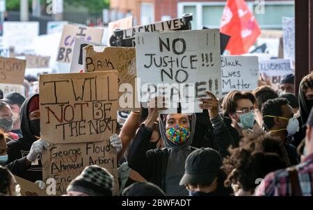 Boston, Massachusetts, Stati Uniti. 31 maggio 2020. I manifestanti si radunano contro la morte di Geroge Floyd nella custodia della polizia di Minneapolis, a Boston. Credit: AFLO Co. Ltd./Alamy Live News Foto Stock