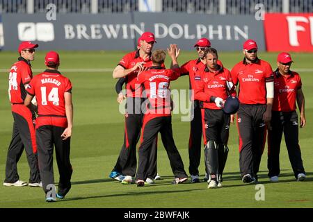 CHESTER LE STREET, INGHILTERRA - Scott Borthwick di Durham festeggia con il resto della squadra dopo aver preso il wirket di David Willey durante la partita Nat West T20 Blast North Division tra Durham e Northamptonshire presso l'Emirates Riverside, Chester le Street venerdì 24 luglio 2014 (Credit: Mark Fletcher | MI News) Foto Stock